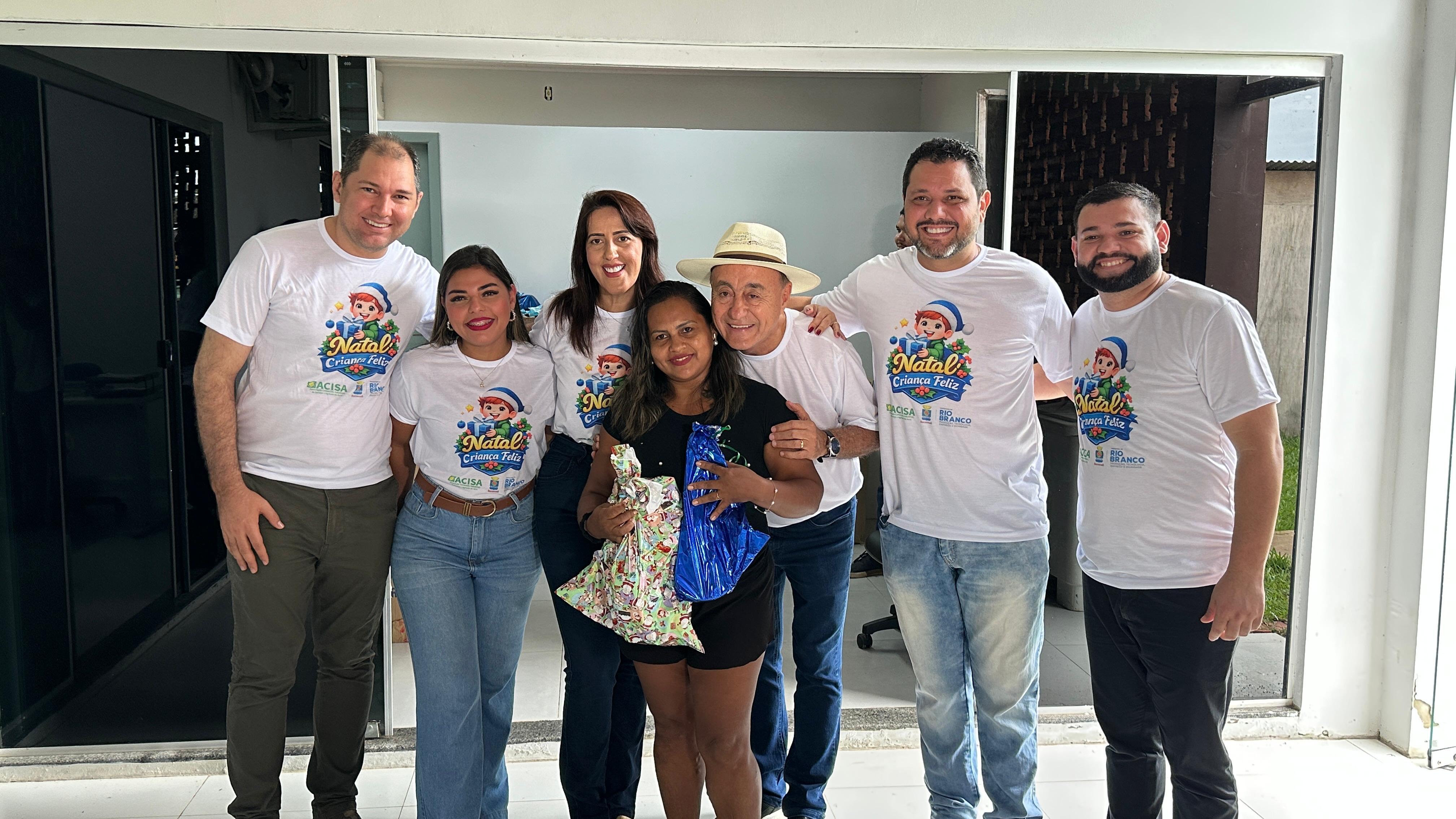 Joabe Lira visita CRAS Santa Helena e participa da entrega de brinquedos do Natal Criança Feliz